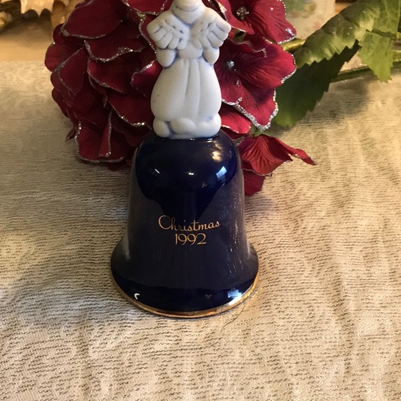 Christmas 1992, collectable bell from Avon! - Picture 2 of 4